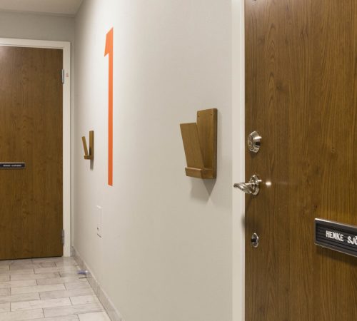 Säkerhetsdörrar med trälaminat installerade till lägenheter i en bostadsrättsförening